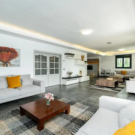 Apartment Newly Renovated 6 Bdrm Grand W Pool And Views Marbella