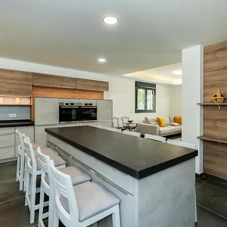 Newly Renovated 6 Bdrm Grand W Pool And Views *