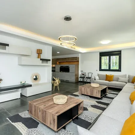 Newly Renovated 6 Bdrm Grand W Pool And Views Apartment