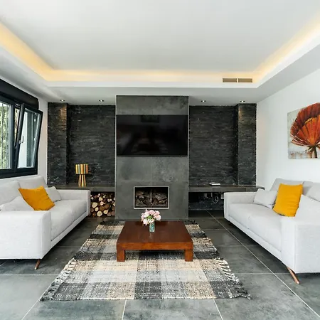 Newly Renovated 6 Bdrm Grand W Pool And Views *