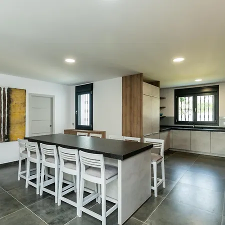 Newly Renovated 6 Bdrm Grand W Pool And Views Apartment