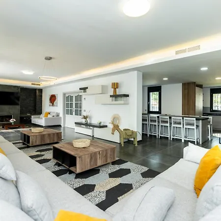 Apartment Newly Renovated 6 Bdrm Grand W Pool And Views