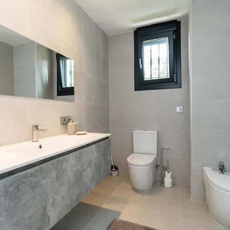 Newly Renovated 6 Bdrm Grand W Pool And Views Apartment *