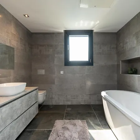 Newly Renovated 6 Bdrm Grand W Pool And Views Apartment *