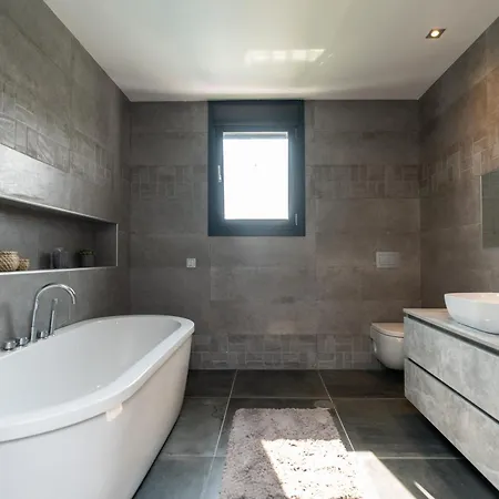 Newly Renovated 6 Bdrm Grand W Pool And Views
