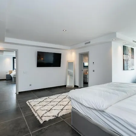 Newly Renovated 6 Bdrm Grand W Pool And Views Apartment *