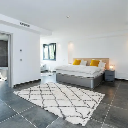 Apartment Newly Renovated 6 Bdrm Grand W Pool And Views Marbella