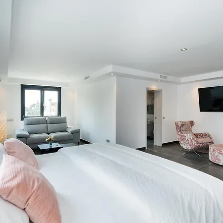 Newly Renovated 6 Bdrm Grand W Pool And Views *