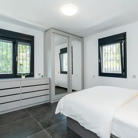Newly Renovated 6 Bdrm Grand W Pool And Views Apartment