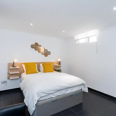 Apartment Newly Renovated 6 Bdrm Grand W Pool And Views *
