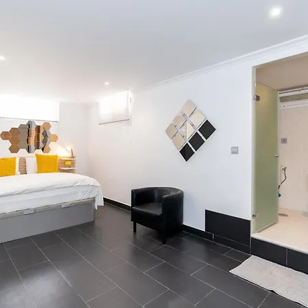 Newly Renovated 6 Bdrm Grand W Pool And Views Apartment