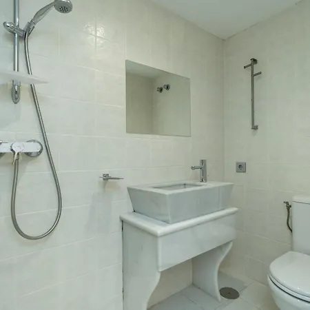 Newly Renovated 6 Bdrm Grand W Pool And Views Apartment